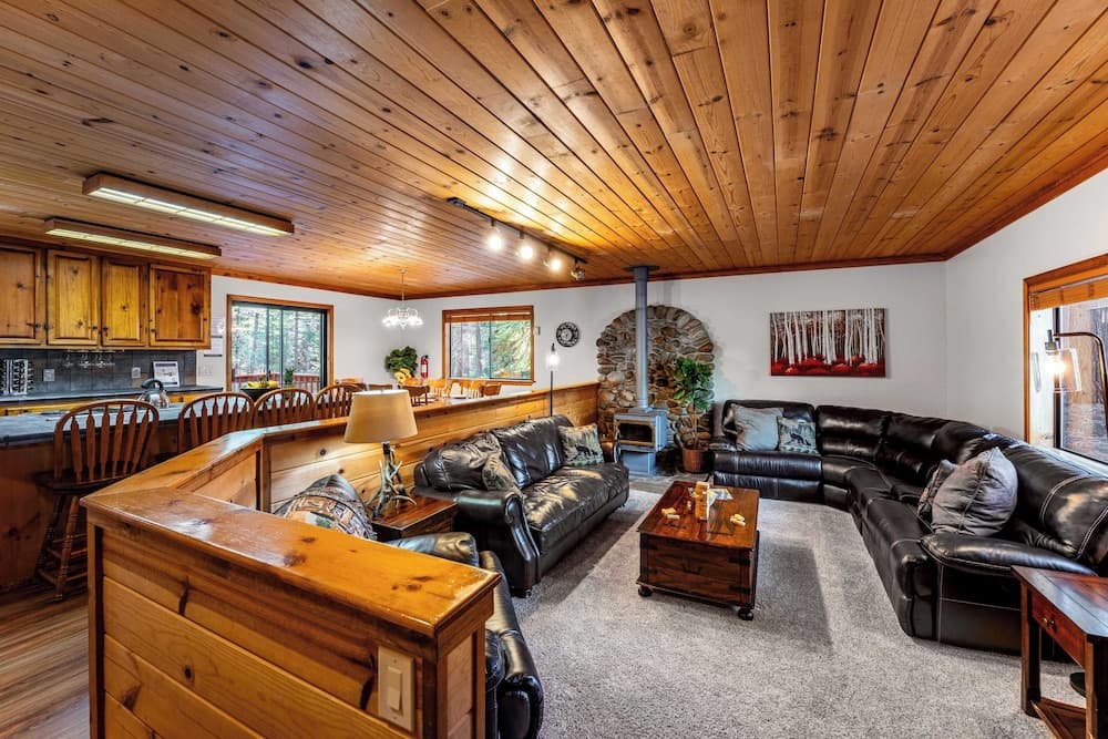 Whiskey Springs by Avantstay Classic Cabin Near Tahoe Donner Ski Area!