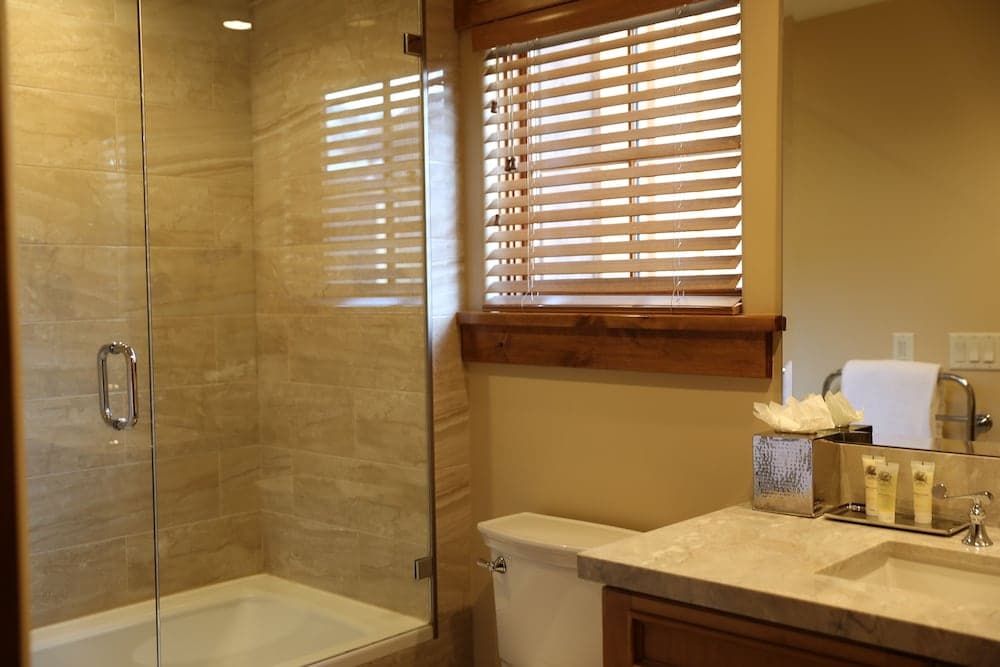 Deluxe Studio Hotel Room by Redawning