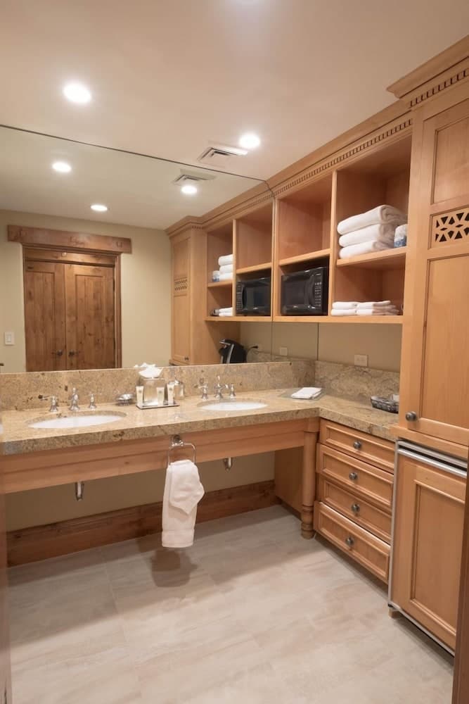 Two Bedroom Suite 2 Apartment Hotel by RedAwning