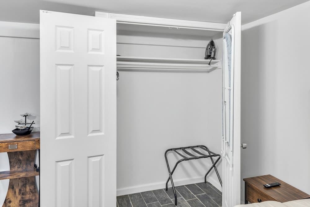 Cozy Modern 1br Apartment - Just 10 Mins From Jfk Airport 1 Bedroom Apts by RedAwning