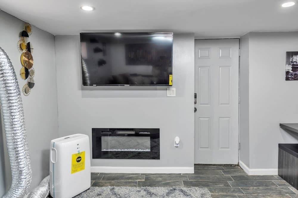 Cozy Modern 1br Apartment - Just 10 Mins From Jfk Airport 1 Bedroom Apts by RedAwning