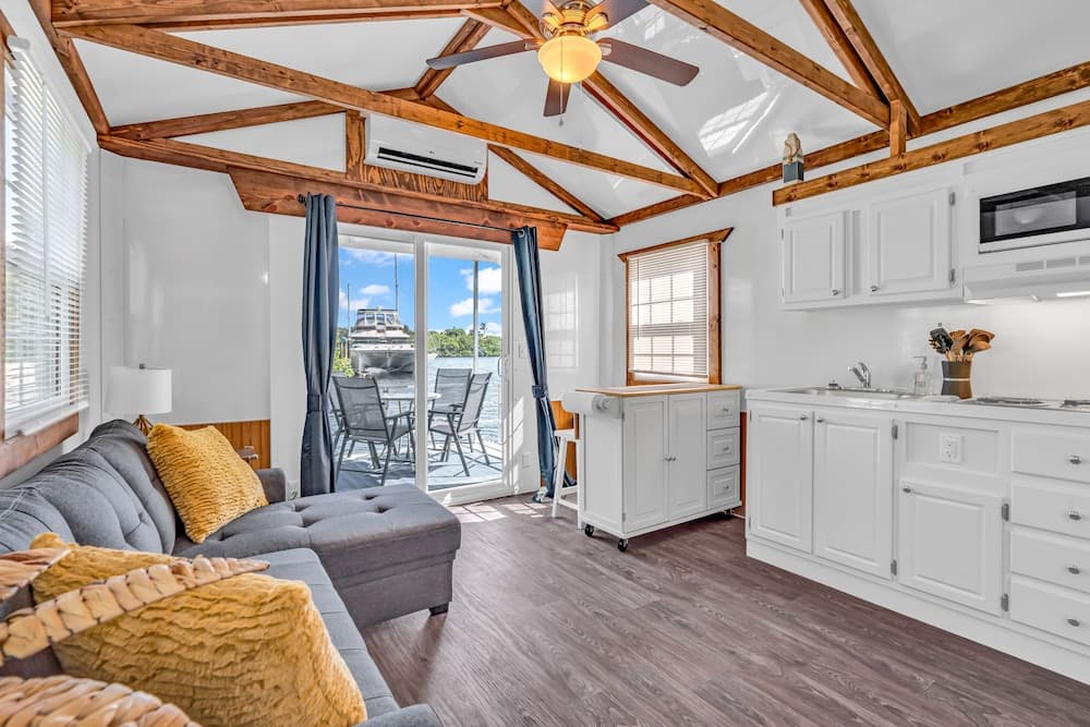 Aqua Lodge Rentals At Coconut Cay