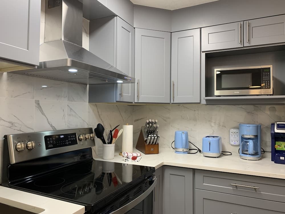 Lovely 1-Bedroom Condo with AC & Kitchen