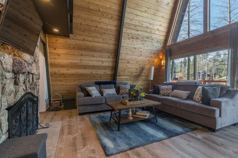 Midnight by Avantstay Remodeled Alpine Meadows A-frame