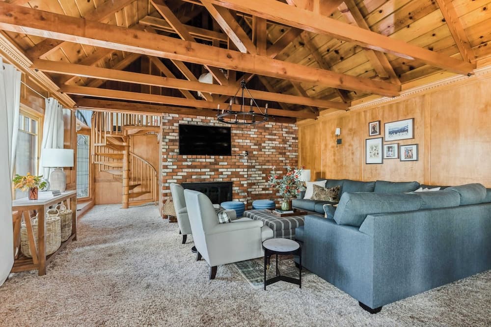 Walk to the Lake, Sand Volleyball Court, Pool Table, Deck Gambler by Avantstay