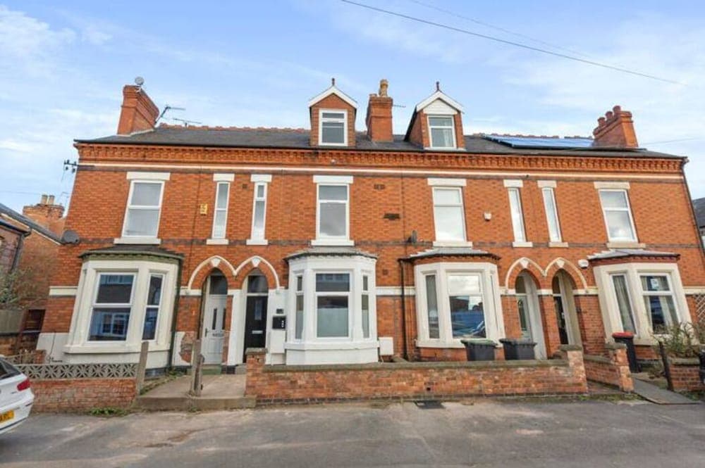 Modern & Bright 1 Bedroom Studio Apt