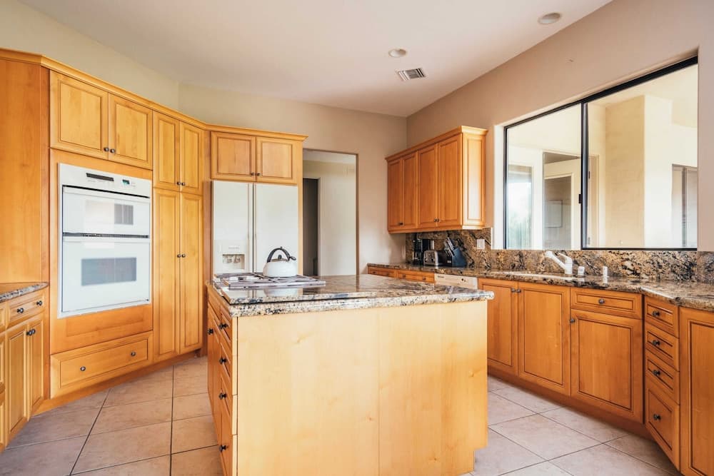 Firefly by Avantstay Spacious Backyard w/ Pool& Hot Tub!