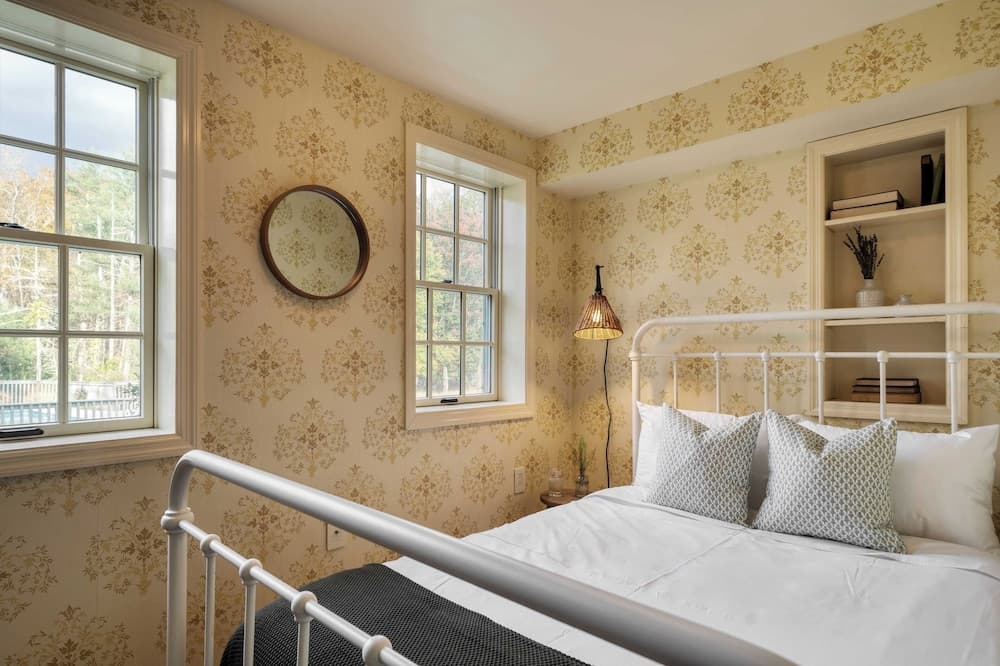 Cortland by Avantstay Charming Heritage Estate w/ Private Lake & Pool