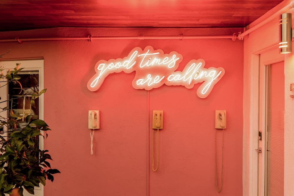 Suite 1 by Avantstay Retro & Spacious Studio w/ Kitchenette ADA Accessible