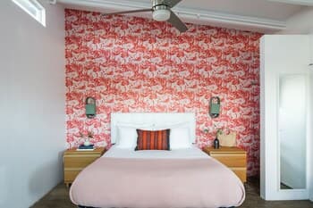 Suite 1 by Avantstay Retro & Spacious Studio w/ Kitchenette ADA Accessible