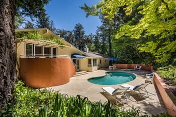 León by Avantstay Private Breathtaking Character Cottage w/ Pool & Hot Tub