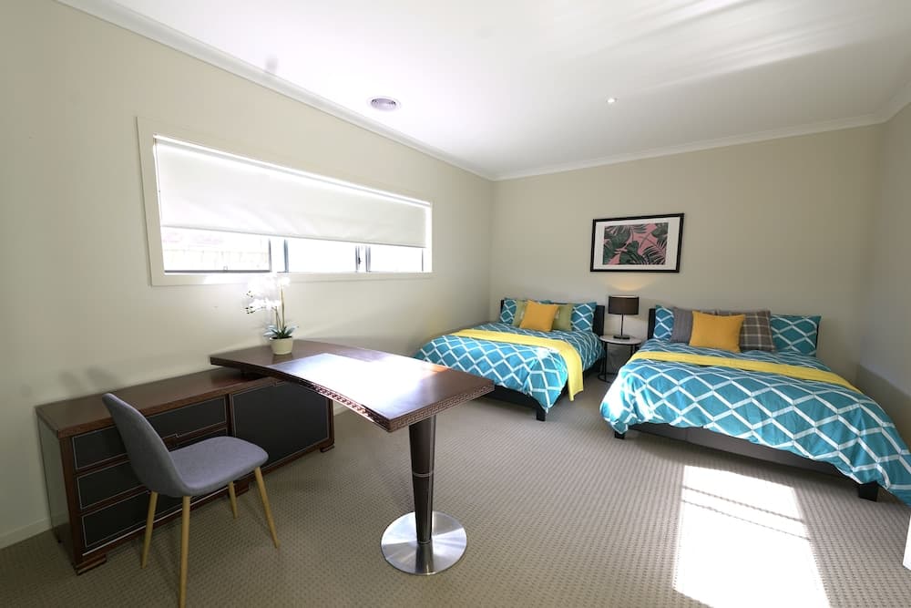 Modern 6BRM House Big Group at Pakenham