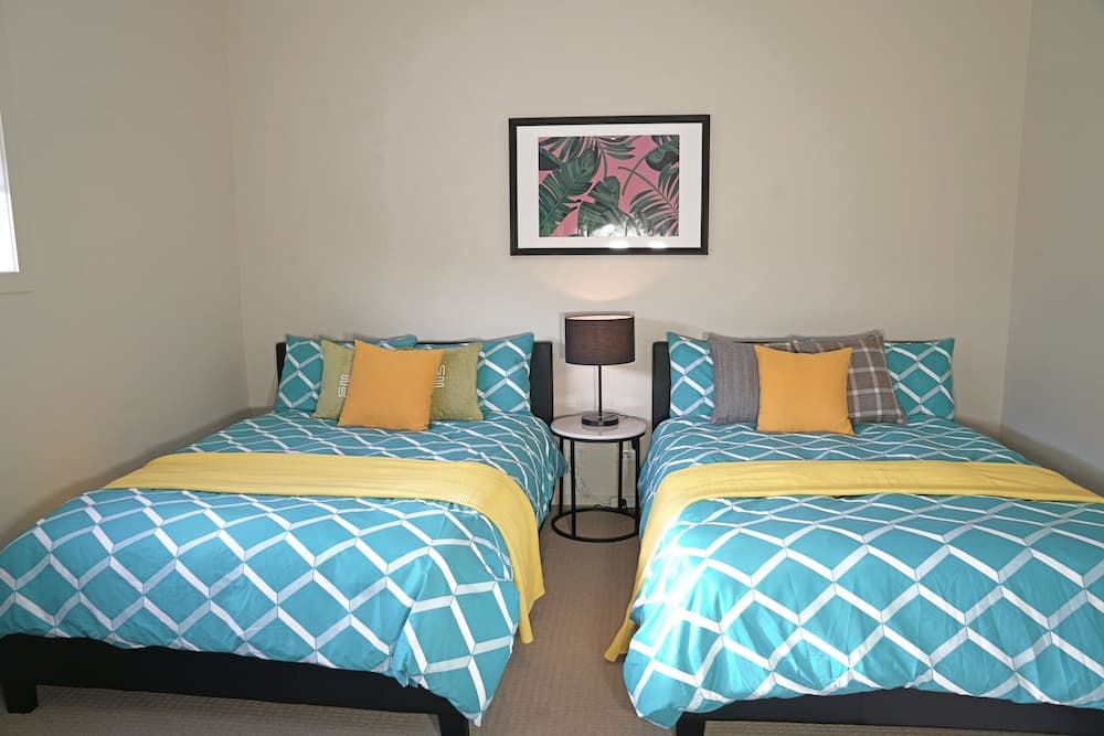 Modern 6BRM House Big Group at Pakenham