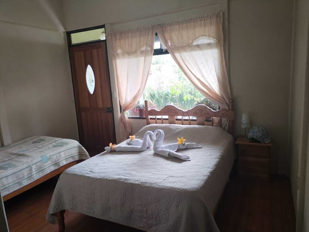 Cabinas las Manzanas Bed y Breakfast