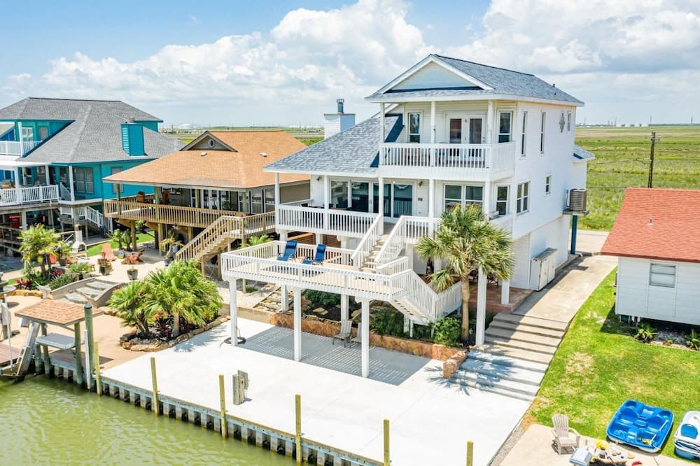 Beautiful House in Freeport on Deep Water Canal