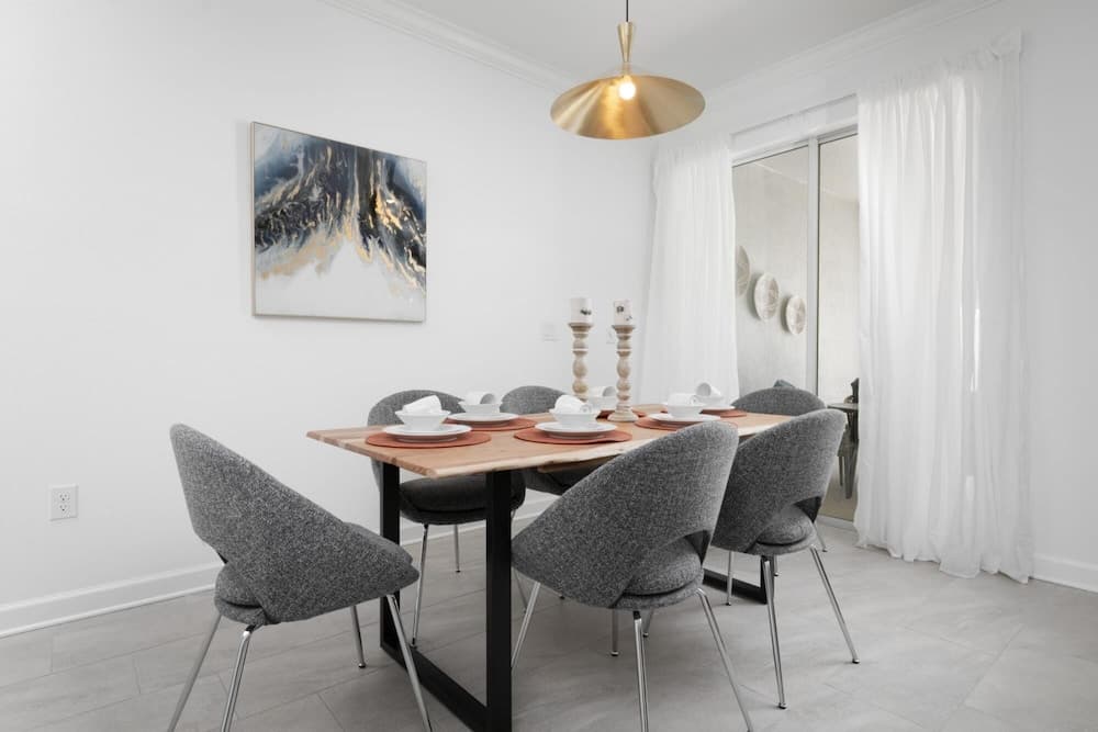 Stylish Townhome Near Disney