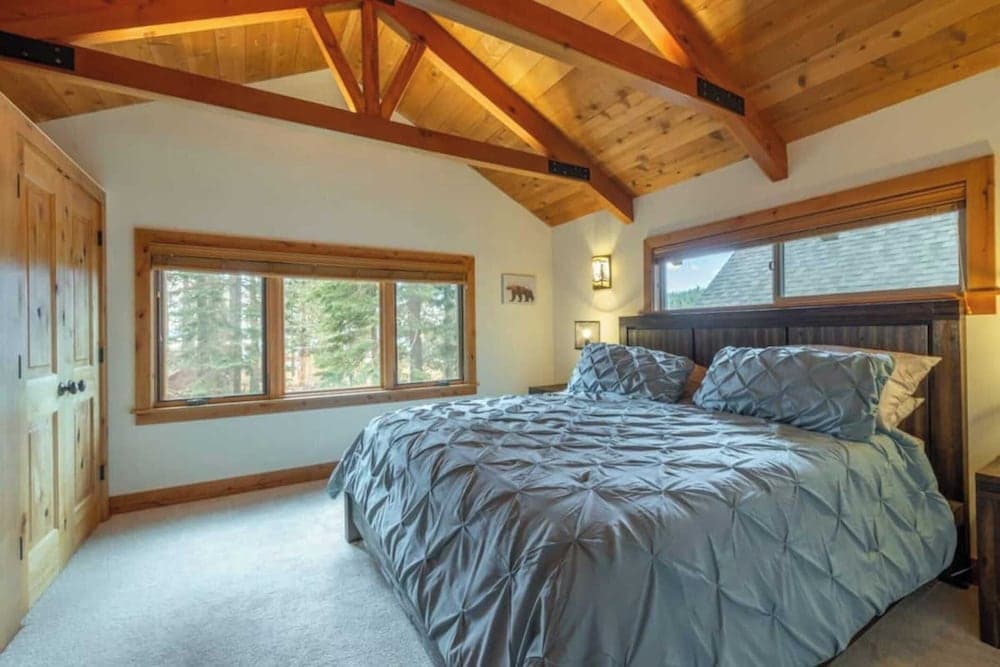 Henderson by Avantstay Lake View! Walk to Beach, Garwoods & More!