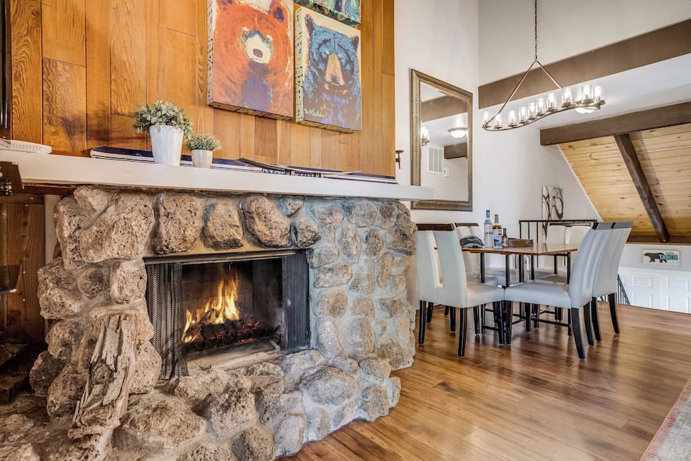 Pinegrove by Avantstay Beautiful Villas Condo Just Outside Tahoe City!