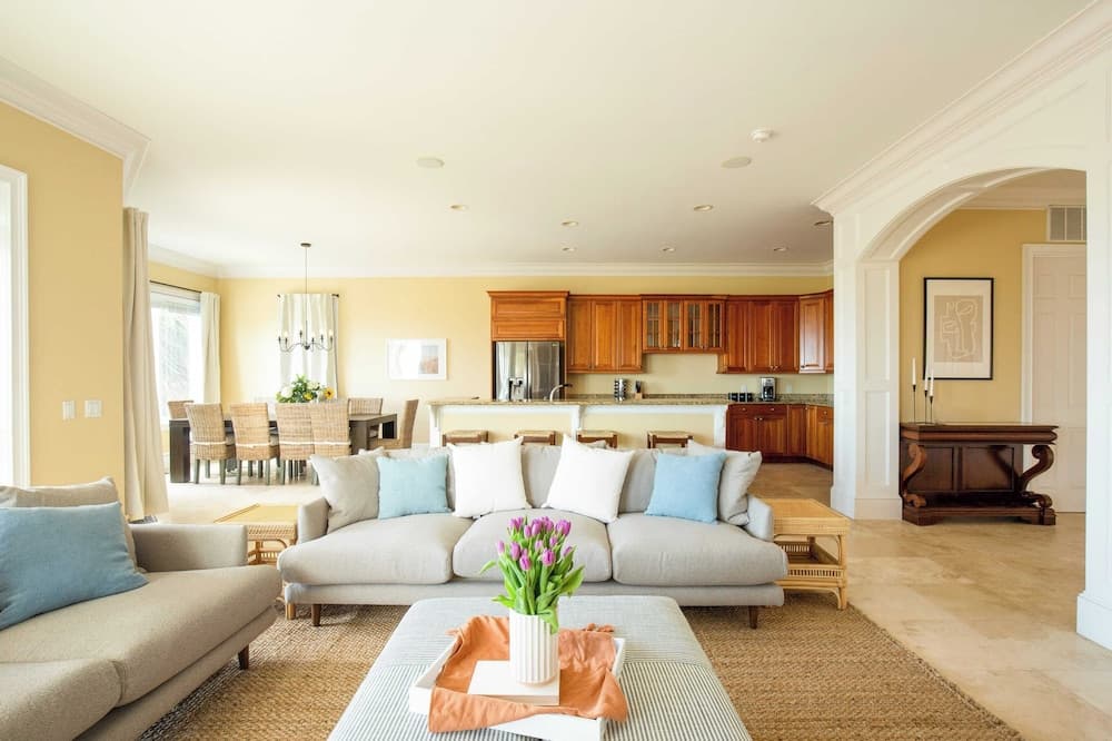 Oceanfront, Pool+hot Tub, Game Room, Views Steps to Beach Lido by Avantstay