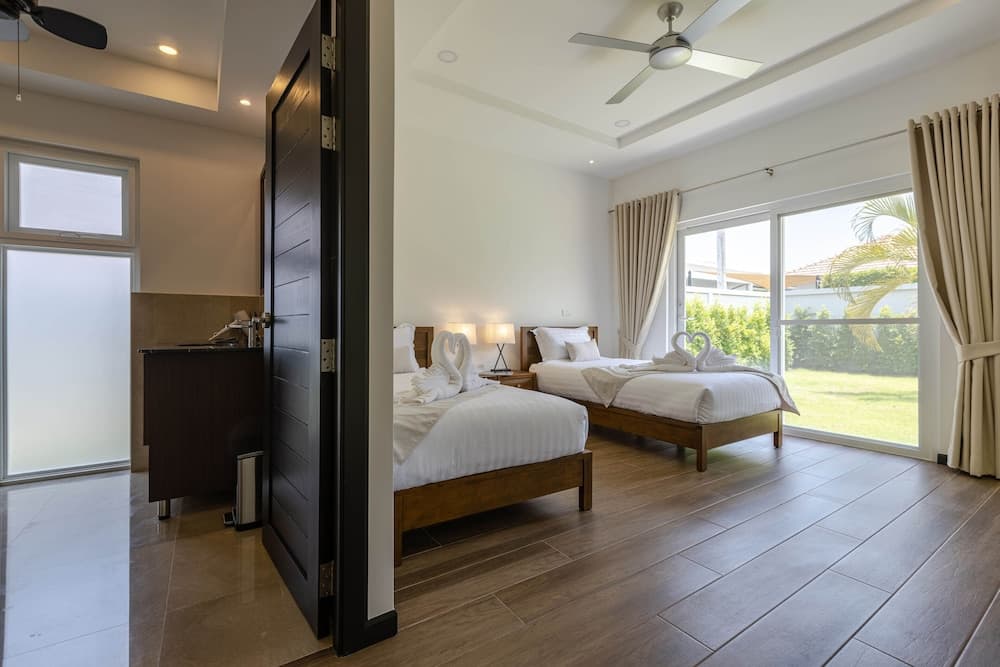 Modern 4 BR Pool & Tropical Garden MS-30