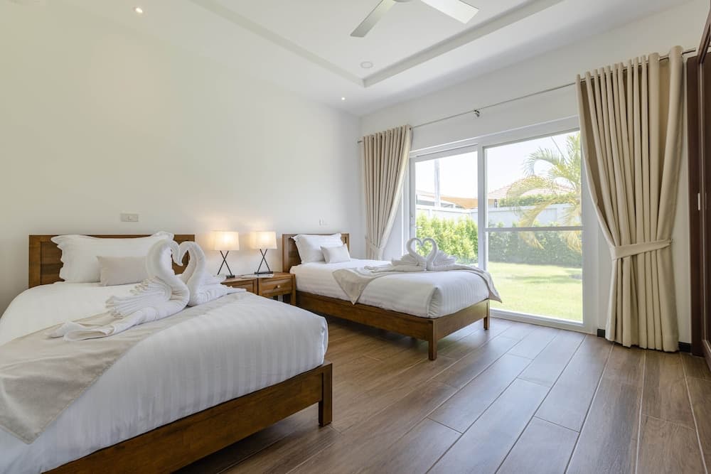 Modern 4 BR Pool & Tropical Garden MS-30