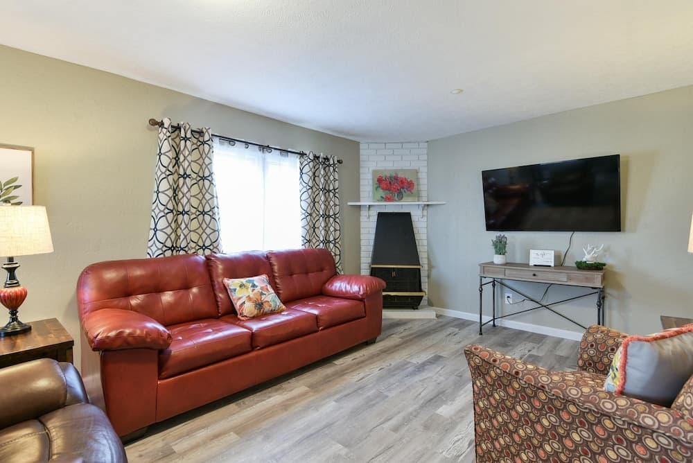 Stay-n-play - Downtown Branson - Free Trolley or Walk to all the Fun!!