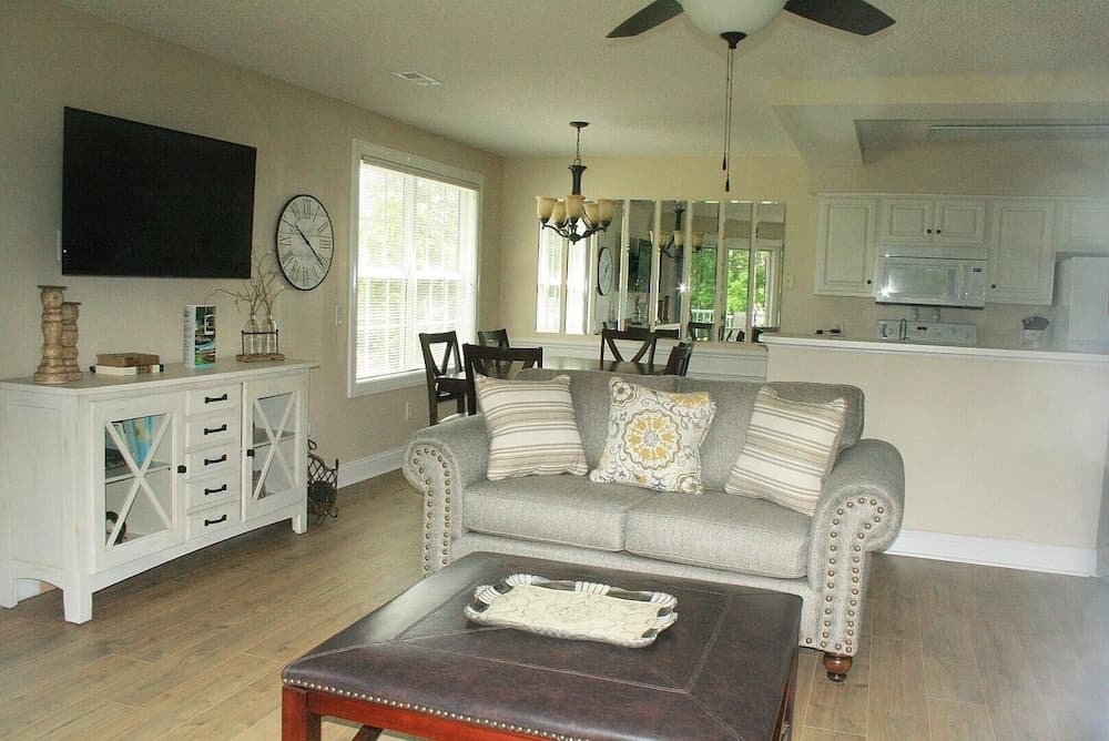 1409m 1 Bedroom Condo by Redawning