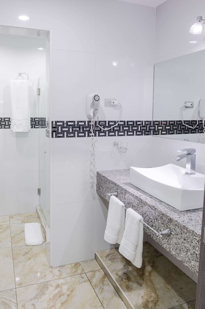 Basha Hotel & Restaurant