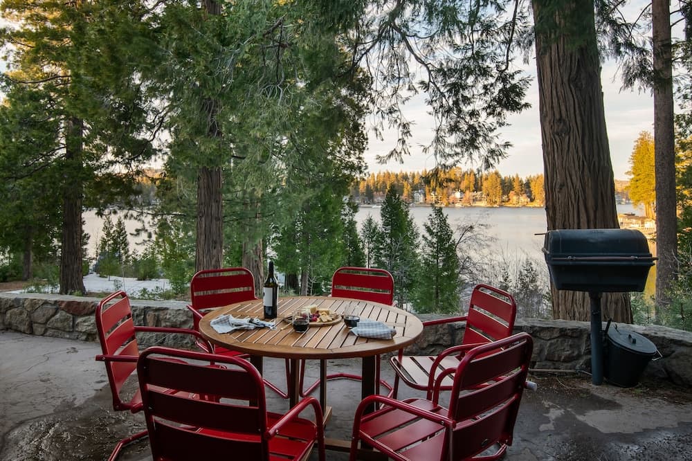 Cedar Pointe by Avantstay Gorgeous Home w/ Lake Views & Multiple Living Spaces