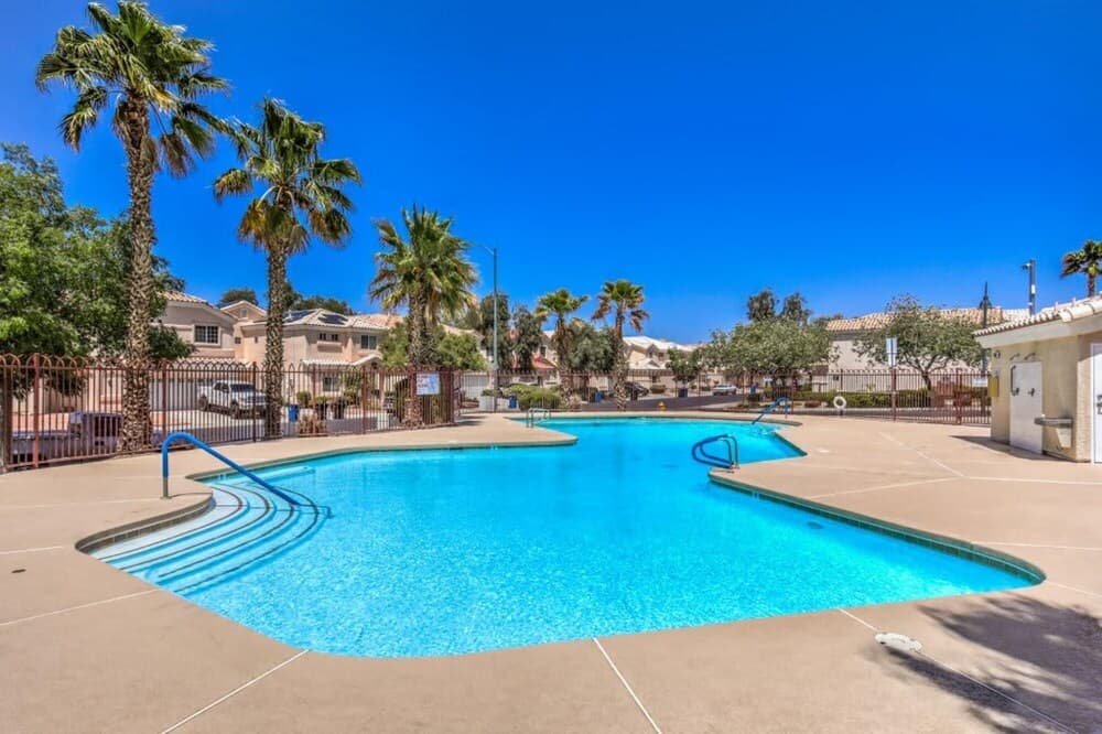 Extended Corporate Beautiful 2 Bedroom Condo With Community Pool Park