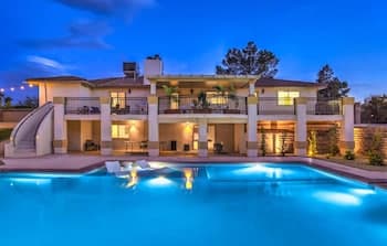 Vegas Saltwater Pool Retreat Jacuzzi Hammocks RV Tesla Charger Game Room BBQ