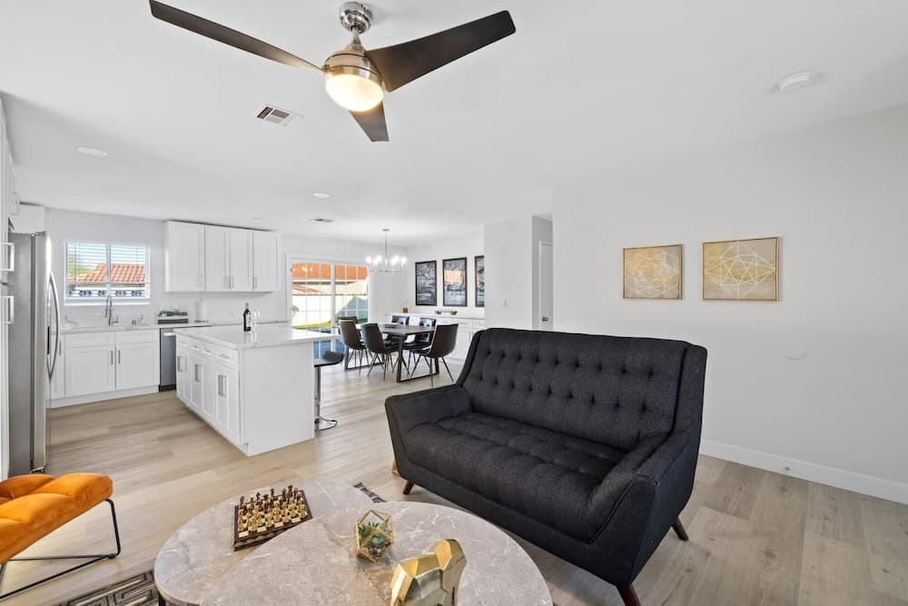 Saratoga A Bright Modern Pool Home in Vegas