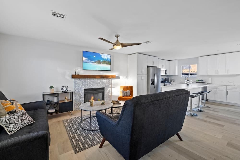 Saratoga A Bright Modern Pool Home in Vegas