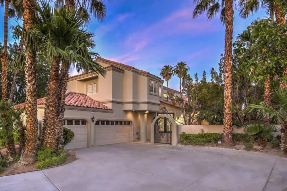 Greens A Luxury Las Vegas Pool Villa