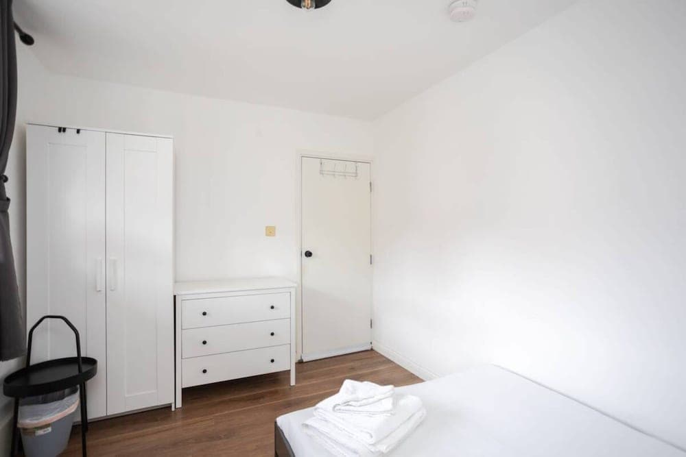 Spacious 4 Bedroom Apartment in Bethnal Green
