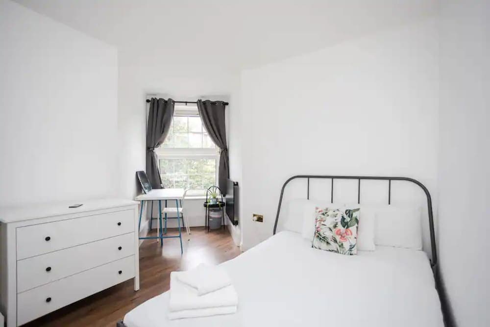 Spacious 4 Bedroom Apartment in Bethnal Green