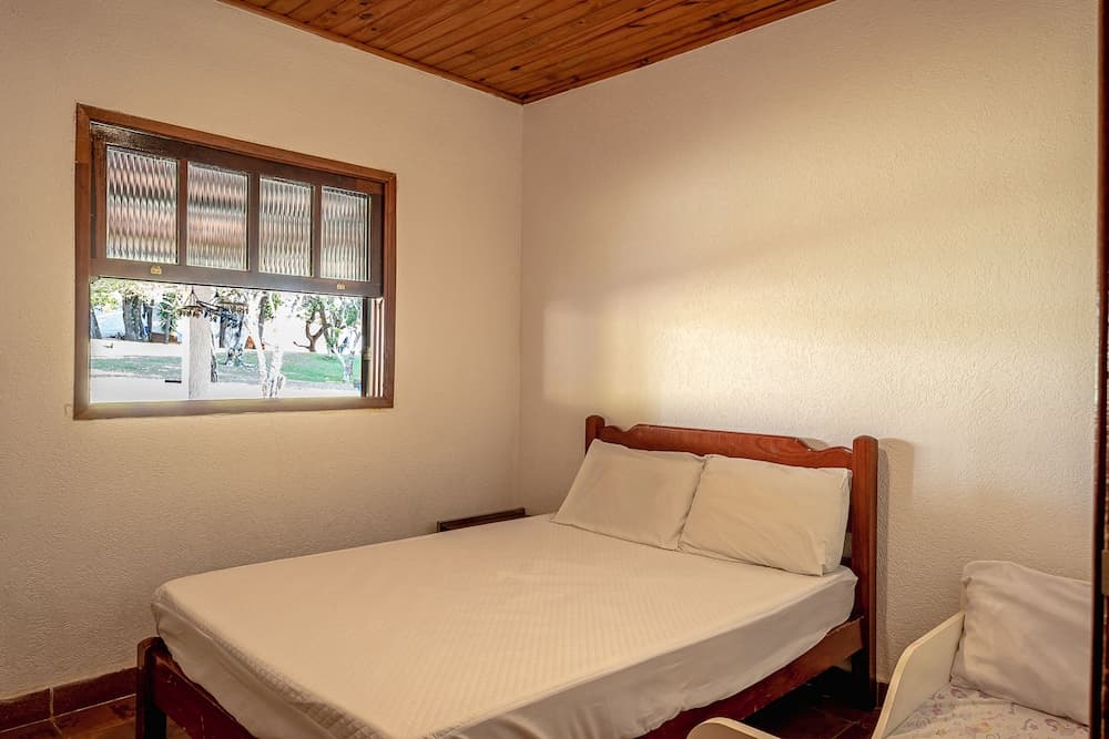 Sítio com piscina e lagoa particular