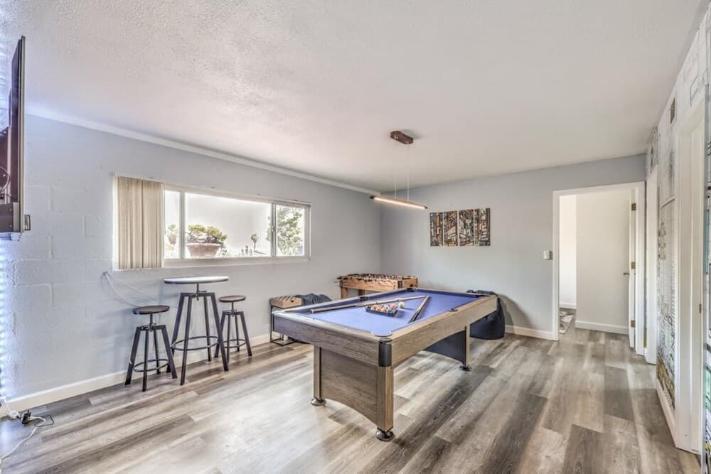 Vegas Lounge Near Strip w Pool Arcade Billiards