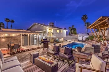 Vegas Lounge Near Strip w Pool Arcade Billiards