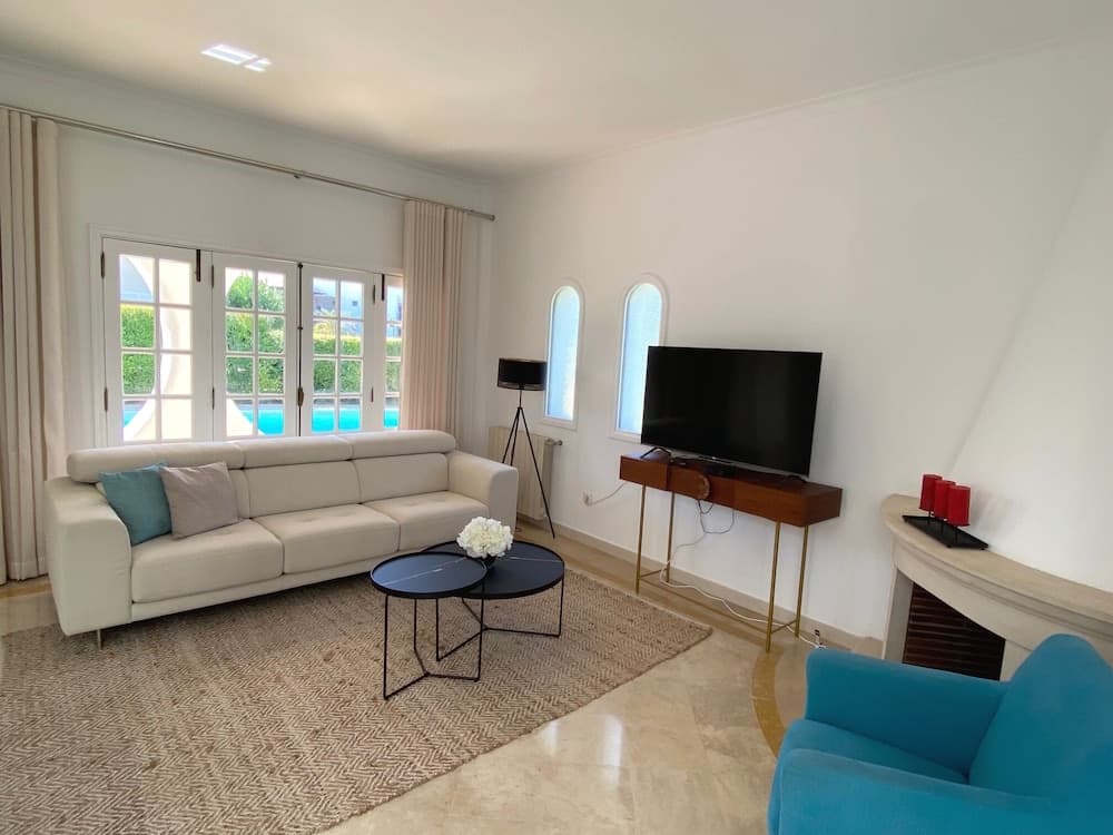 Charming 3-bed Villa With Pool in Olhos de Agua