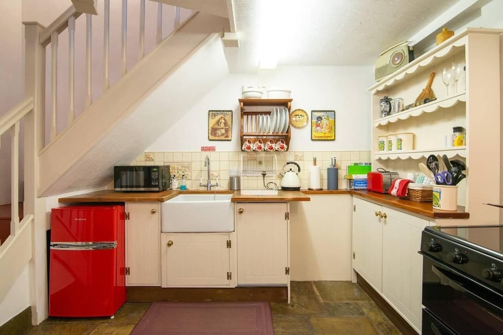 Beautiful Luxury Cottage on Lake Side, England