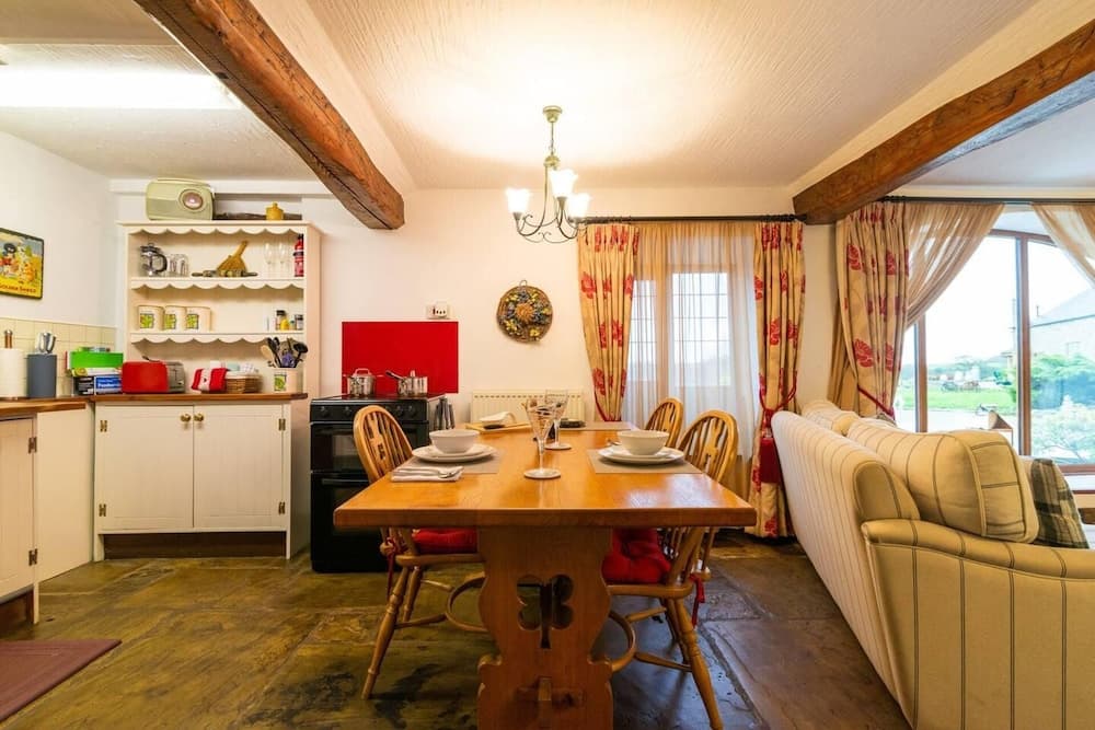 Beautiful Luxury Cottage on Lake Side, England