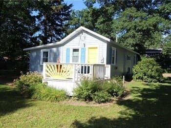 5117 Lakeview 2 Bedroom Home by Redawning