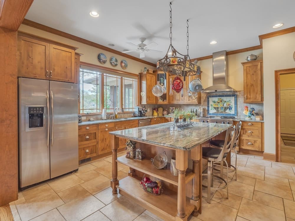 Extraordinary Lake Front Home With Boat Dock , Private Deck And Fire Pit 3 Bedroom Home by Redawning