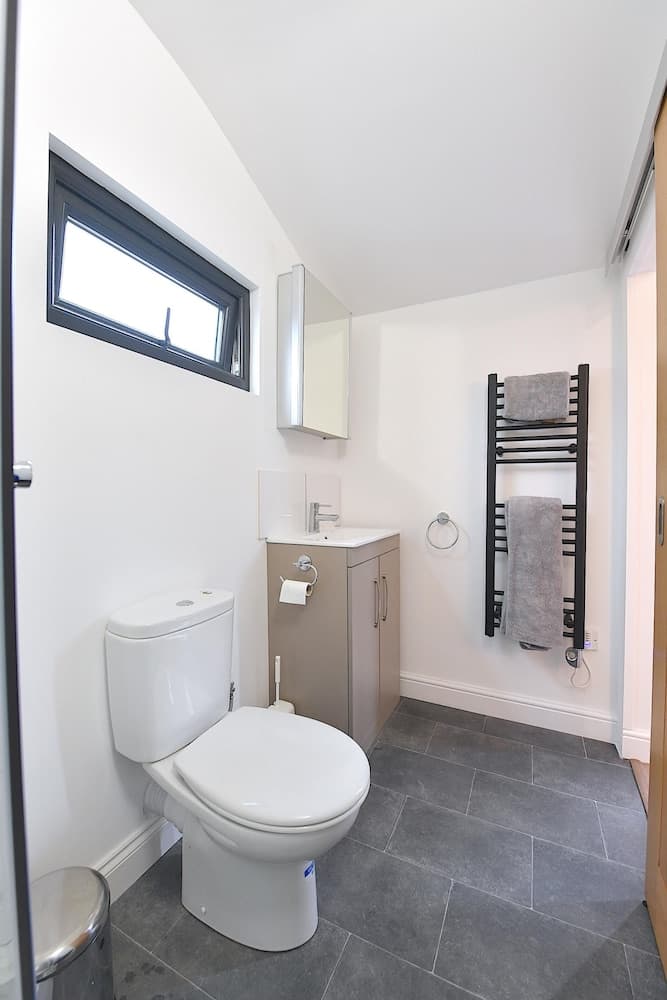 Cheerful 1BD Cottage With Parking Nr Guildford