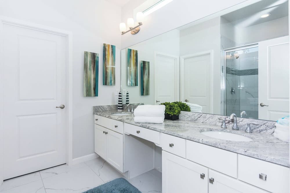 Magical Retreat: Luxurious Home Near Disney World