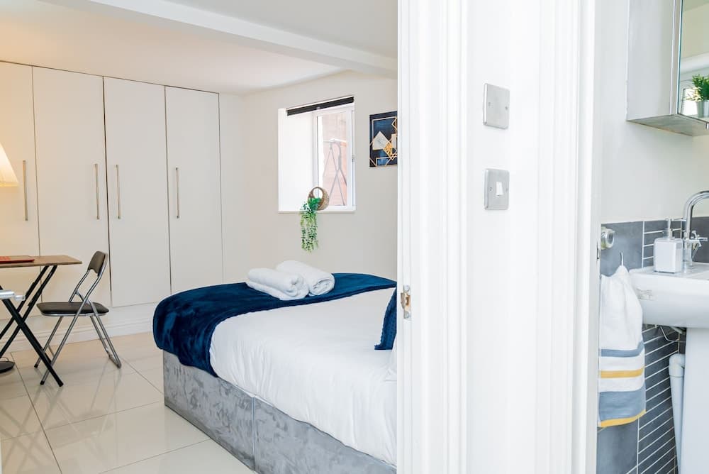 Lovely 2 Bedroom Apartment With Free Parking