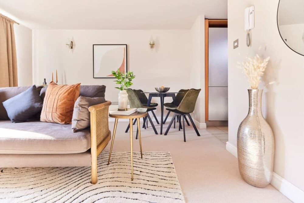 The Sussex Way Studio - Pleasing 1bdr Flat With Balcony