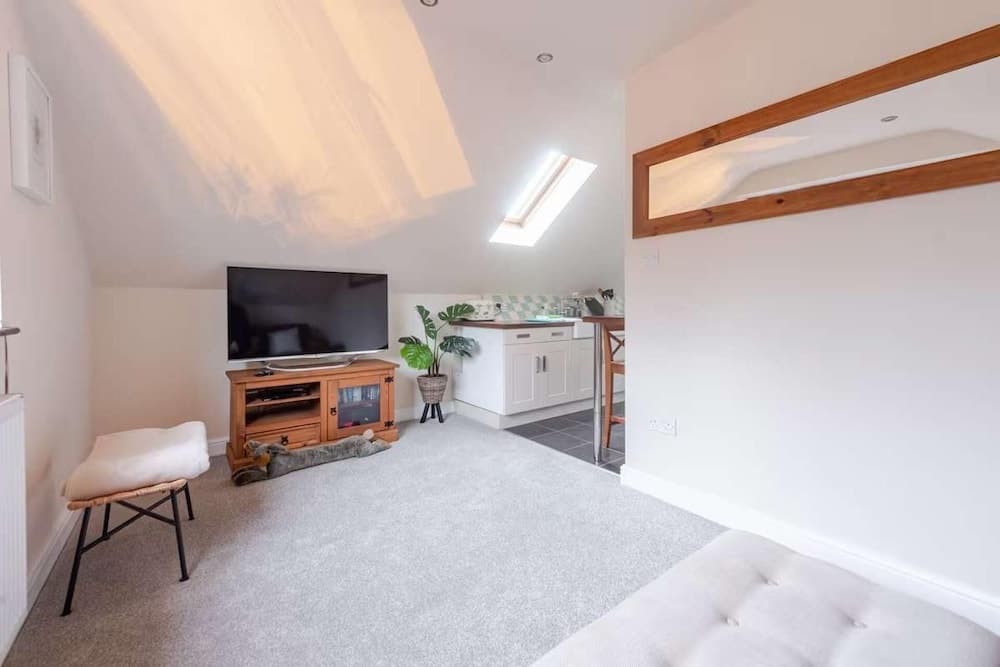 Cosy Village Apartment in Nottingham With Parking
