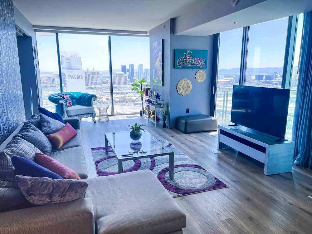 Panoramic Strip Views Open Balcony Free Parking High Floor Sleeps 4